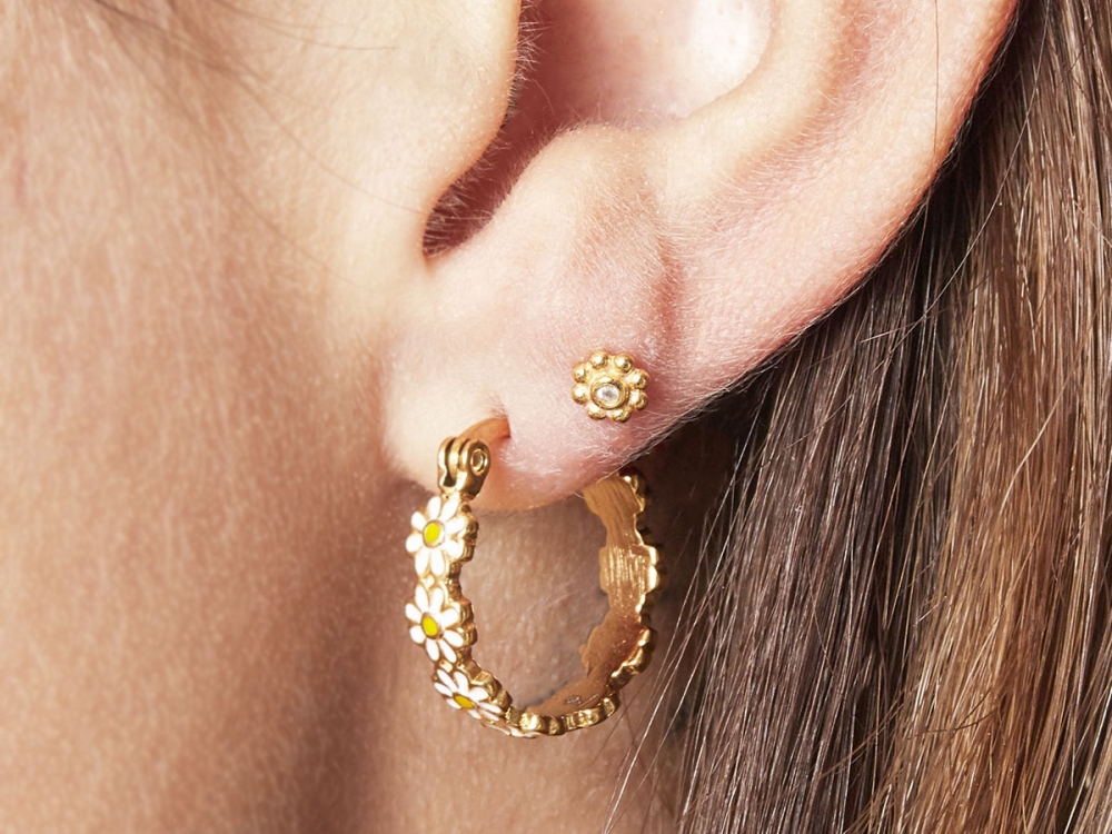 Flower hoops oorbellen goud/wit